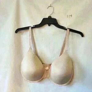 Maidenform bra 40DD cream colored.  Very comfy Underwire Adjustable straps